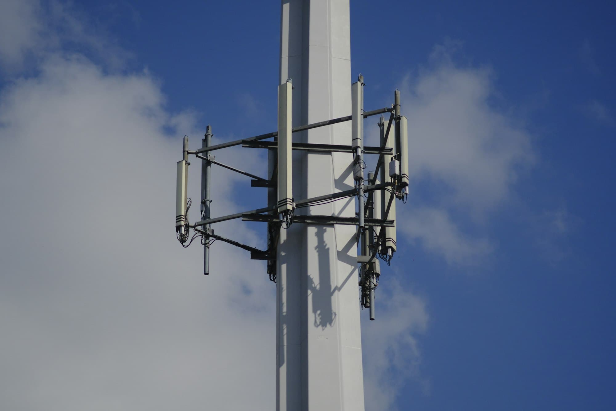 Wireless link antenna against the sky