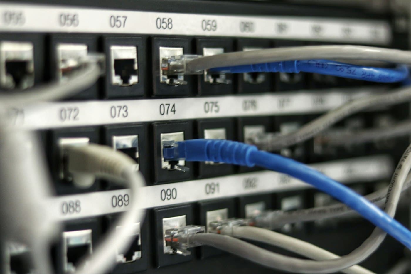 Patch panel se síťovými kabely